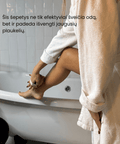 Moteris atlieka sausą kūno masažą vario kūno šepečiu prieš dušą.