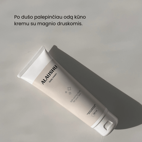 Vario kūno šepetys ir kūno kremas kasdienei odos priežiūros rutinai.